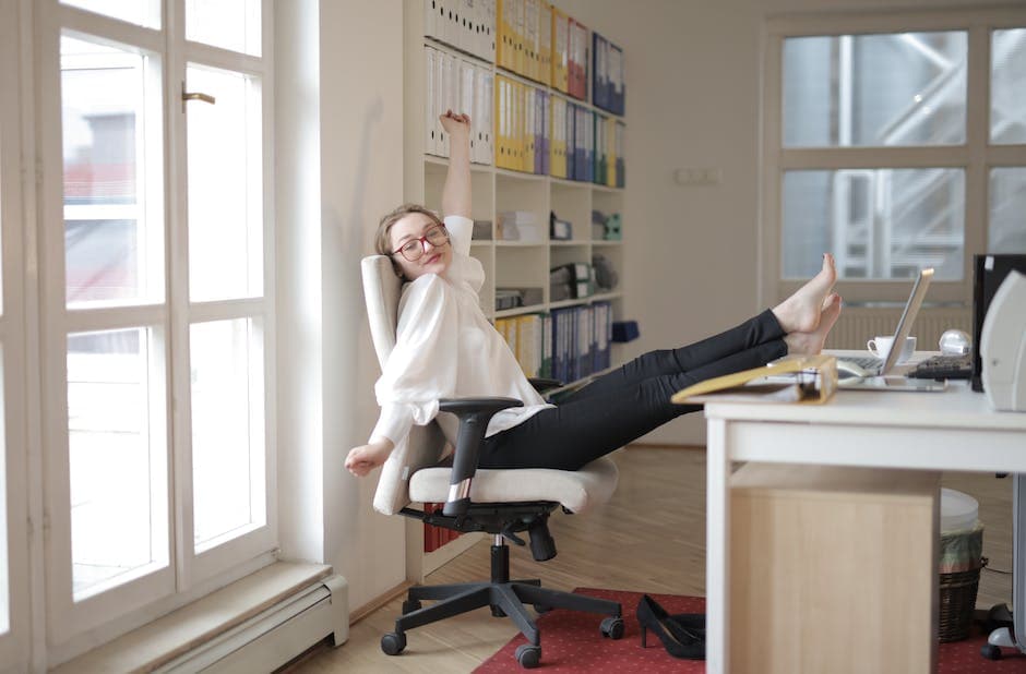 Cover Image for Discover the Benefits of Remote Office Assistant Jobs – A Comprehensive Guide